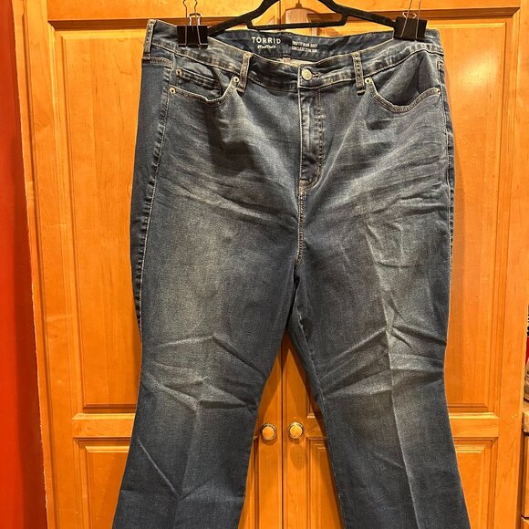 NEW 22/24 High Rise Torrid Boot Cut Jeans Short - Picture 1 of 6